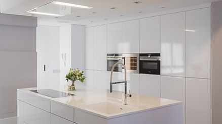 Cocina con isla blanca