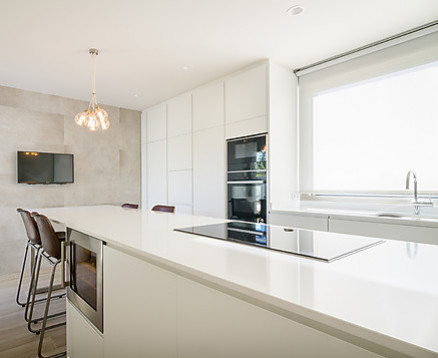 Cocina con isla tonos marfil