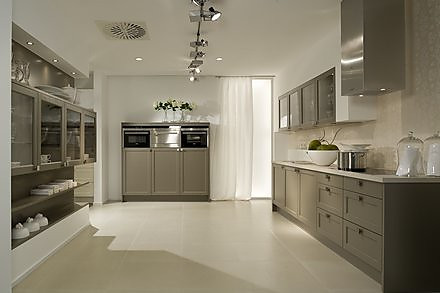 Cocinas de madera con frentes lacados