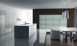 Una nueva interpretación de la comodidad en el hogar. Las líneas puras, los tonos claros y el lacado perfecto hacen que el diseño de esta cocina destaque con todo su esplendor. Zuordnung: Stil Cocinas de lujo, Planungsart Cocinas americanas (abiertas)
