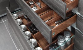 Cajones y extraibles con elementos de cristal y madera. Zuordnung: Stil Cocinas modernas, Planungsart Cocinas en L