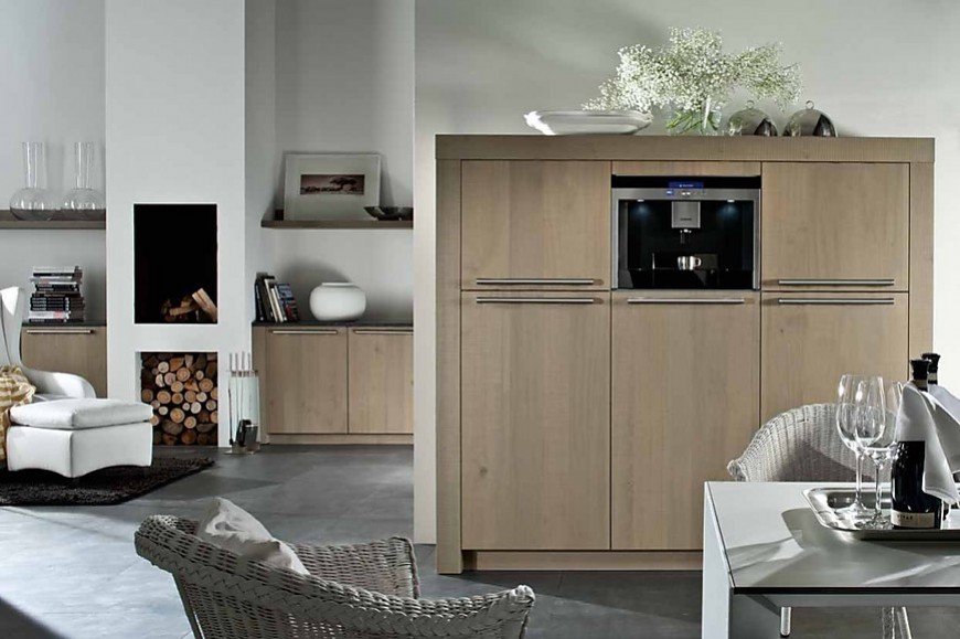 Una cocina rústica muy moderna de frentes sintéticos imitación a madera.