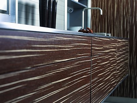 Cocinas de madera chapadas con láminas sintéticas