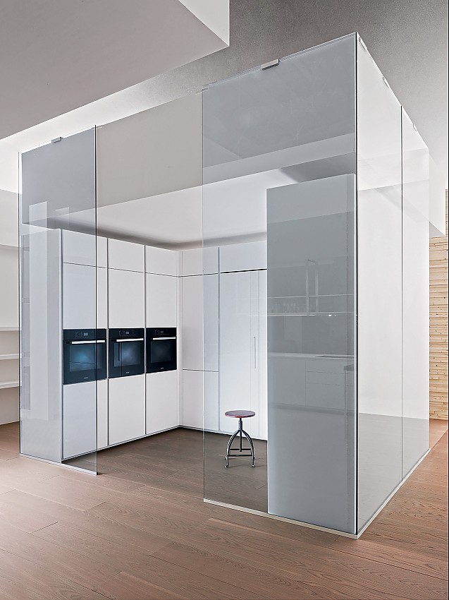 Un nuevo concepto de cocina integrada en un cubo de cristal donde los muebles y los electrodomésticos encuentran su posición ideal y convierten la cocina en un objeto de diseño arquitectónico exclusivo en el hogar. Zuordnung: Stil Cocinas de diseño, Planungsart Detalles del diseño