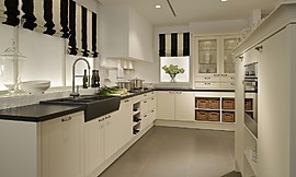 Frentes blancos combinados con encimeras de negras Zuordnung: Stil Cocinas rústicas, Planungsart Cocinas en L