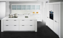 LINEA en sintético blanco. Los costados, los frentes y la encimera tienen la misma superficie y los cantos en negro le dan un carácter muy actual Zuordnung: Stil Cocinas modernas, Planungsart Cocinas con isla
