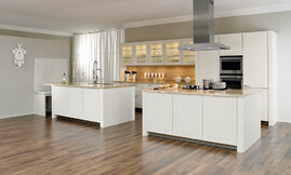 Cocina moderna, cómoda y elegante de estilo rústico. Con frentes de madera barnizada y gran cantidad de extras, propios de una cocina moderna, que le facilitarán el trabajo. Destaca del diseño de esta cocina la esquina para comer cuya superficie es una continuidad de la encimera de granito. Zuordnung: Stil Cocinas rústicas, Planungsart Cocinas con isla