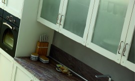 Detalle de encimera de la marca antalia. Ofrece una superficie lisa sin cortes ni ranuras. El revestimiento del entrepaño con el mismo material que la encimera ofrece protección además de darle un toque muy elegante a la cocina. Zuordnung: Stil Cocinas rústicas, Planungsart Detalles del diseño