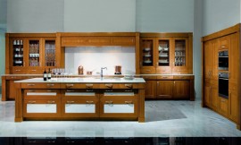 Una antiguedad del siglo XXI. Elementos del renacimiento realizados en madera de cerezo y mármol le otorgan a esta cocina la elegancia noble y clásica que desprende. Esta le permitirá disfrutar de su diseño y funcionalidad. Zuordnung: Stil Cocinas de diseño, Planungsart Cocinas con isla