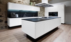 Modern ART CONTURA, una cocina blanca de alto brillo, es algo más que una cocina Vintage. Esta cocina de diseño creada en los años 70, actualizada con detalles como los frentes sin tiradores y perfeccionada con el redondeado de los cantos y con complementos, como la encimera de &quot;stoneline&quot; de granito Absolut, nos permite disfrutar del ambiente del pasado sin renunciar a las ventajas de los avances del presente. Zuordnung: Stil Cocinas de diseño, Planungsart Cocinas con isla