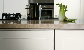Encimera de piedra sobre armarios bajos de madera blancos de estilo rústico Zuordnung: Stil Cocinas rústicas, Planungsart Cocinas en L