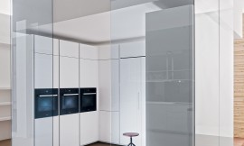 Un nuevo concepto de cocina integrada en un cubo de cristal donde los muebles y los electrodomésticos encuentran su posición ideal y convierten la cocina en un objeto de diseño arquitectónico exclusivo en el hogar. Zuordnung: Stil Cocinas de lujo, Planungsart Cocinas en L