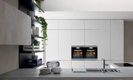 Cocina blanca laminada y lacada destaca por su sencillez, las superficies de materiales de gran calidad que garantizan la larga vida de su cocina y la fácil limpieza y mantenimiento de la misma. Las soluciones técnicas y ergonómicas y sus acabados y sus complementos crean la síntesis perfecta en esta cocina modular que introduce elementos nuevos en la cocina como la estantería en madera oscura que rompe la monotonía de los armarios blancos. En definitiva es la cocina perfecta para la sala de estar. Zuordnung: Stil Cocinas de diseño, Planungsart Detalles del diseño