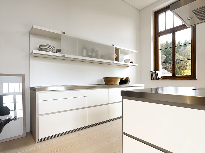 Cocina en blanco y acero inoxidable con isla de la serie b1 (Bulthaup)