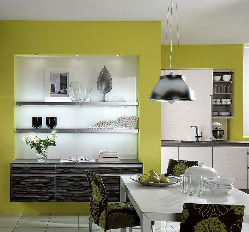 Cocina americana con mesa de comedor y aparador de madera de pino blanca y negra