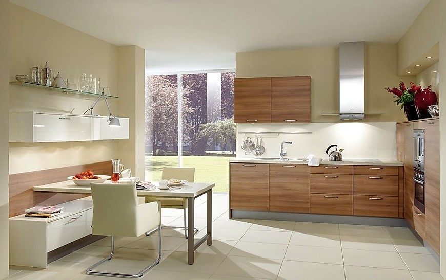 Cocina blanca alto brillo en L de madera con office y aparador