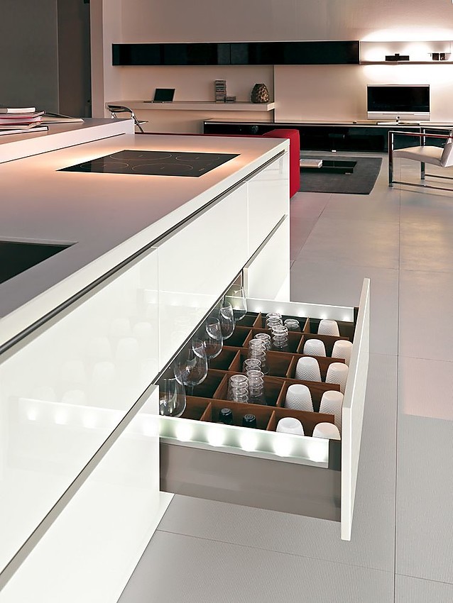 Cocina americana con mueble para el televisor en negro y blanco envejecido