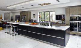 Cocina de diseño atractivo con una isla grande y frentes sin tiradore Zuordnung: Stil Cocinas de diseño, Planungsart Cocinas con isla