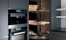 El diseño se pone al servicio de la funcionalidad: este moderno armario columna esquinero ofrece todo el espacio de almacenamiento necesario para guardar alimentos y utensilios de cocina. Zuordnung: Stil Cocinas de diseño, Planungsart Cocinas americanas (abiertas)