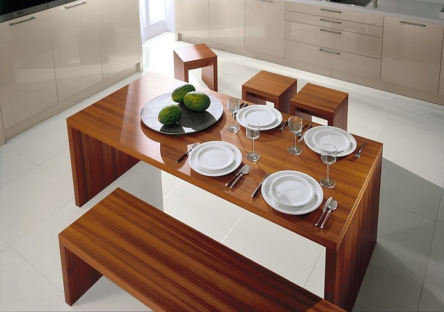 Mesa comedor con bancos de madera oscura