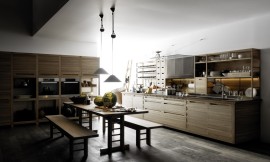 Cocina de madera, de hoy, de ayer y de siempre. Los muebles de madera, las estanterías abiertas y el banco de madera en el centro nos trasladan a otro tiempo. Los electrodomésticos colocados siguiendo los principios de ergonomía y la distribución de la luz nos permiten disfrutar de un agradable y cómodo día a día en nuestra cocina. Y los armarios sin tiradores nos aportan el toque de diseño y de estilo que convierten a esta cocina en un clásico. Zuordnung: Stil Cocinas de diseño, Planungsart Cocinas en línea