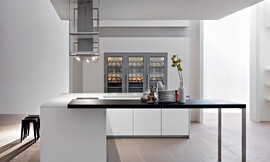 Dada es el fabricante de esta moderna cocina con isla y barra. Zuordnung: Stil Cocinas de diseño, Planungsart Detalles del diseño