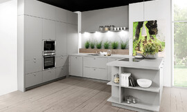 Extremadamente elegante el diseño de esta cocina en color gris claro mate Grigio. Las columnas con los electrodomésticos también ofrecen suficiente espacio para los platos y accesorios de cocina. Zuordnung: Stil Cocinas modernas, Planungsart Cocinas en U