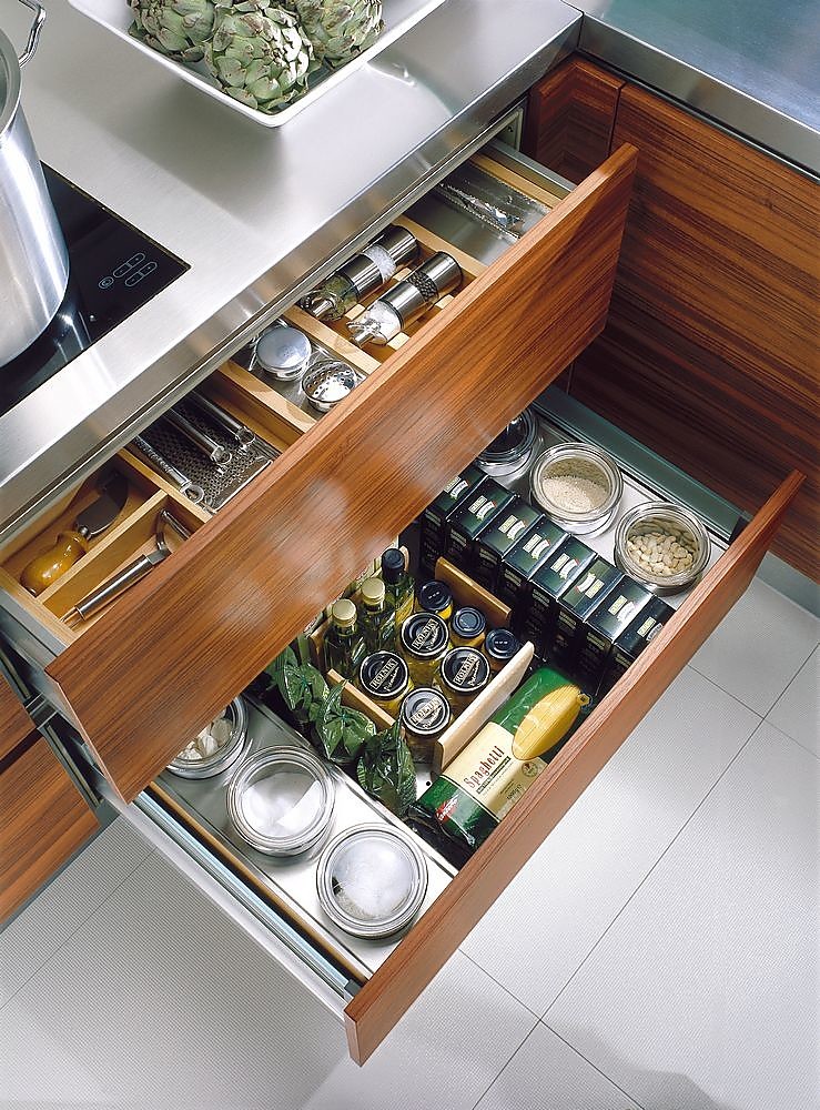 cajón de madera de teak con equipamiento interior