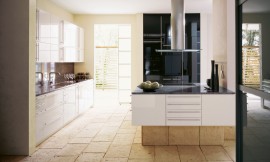 Cocina blanca donde materiales nobles han sido puestos al servicio de un diseño funcional. La columna de electrodomésticos a juego con la encimera de la isla en negro le otorgan, a esta cocina, el toque de elegancia definitivo. Zuordnung: Stil Cocinas de diseño, Planungsart Cocinas americanas (abiertas)