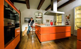 Esta cocina de Warendorf ofrece algo más que una nota de color en su hogar. Disfrute de una cocina profesional a su servicio, para elevar el resultado de las labores cotidianas a la magia de la eficiencia profesional. Zuordnung: Stil Cocinas de diseño, Planungsart Cocinas con isla