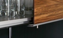 Arnarios altos con puertas correderas, con frentes chapados en madera. Zuordnung: Stil Cocinas de diseño, Planungsart Detalles del diseño