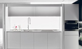 La pared de cristal perfectamente iluminada con lamparas LED es el centro de esta cocina de Dada Zuordnung: Stil Cocinas de diseño, Planungsart Cocinas americanas (abiertas)