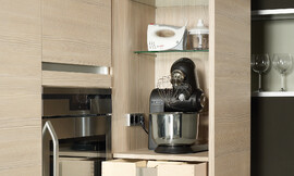 Armario extraíble con cajones y equipamiento de interior de Inline de haya y cristal Zuordnung: Stil Cocinas clásicas, Planungsart Detalles del diseño