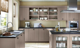 Cocina con isla con una ejecución clásica. El color trufa &quot;delicioso&quot; de inmediato hace que apetezca ponerse a cocinar inmediatamente. Los estantes abiertos y las vitrinas hacen hincapié en el carácter acogedor de esta cocina rustica. Zuordnung: Stil Cocinas rústicas, Planungsart Cocinas con isla