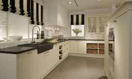 Frentes blancos combinados con encimeras de negras Zuordnung: Stil Cocinas rústicas, Planungsart Cocinas con isla