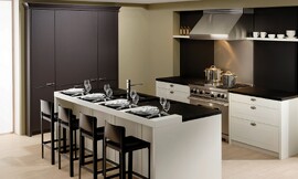 Chateau / Palais , color champán/ lacado en marrón gris, encimera de Granito Nero Assoluto. Zuordnung: Stil Cocinas rústicas, Planungsart Cocinas con isla
