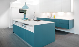 Esta moderna cocina con isla puntúa con su aspecto ligero y “flotante”, que está respaldada por la elección del color. El azul mate de los frentes laminados en Zerox HPL se complementan con el blanco. Zuordnung: Stil Cocinas modernas, Planungsart Cocinas con isla