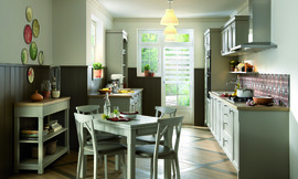 Cocina clásica organizada en dos filas de muebles de estilo clásico, que ayudan a organizar el espacio y facilitar el trabajo en la cocina. El grupo de sillas y mesa se integran en el estilo de la sala y permiten disfrutar del día a día en la cocina. Zuordnung: Stil Cocinas clásicas, Planungsart Detalles del diseño