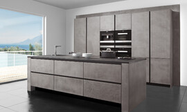 Cocina con isla y muy amplia. La mezcla de materiales nobles, como la madera y el cemento pulido, nos permiten disfrutar en ella con todos los sentidos. El tacto agradable de la superficie de cemento pulido facilita la limpieza de la cocina y nos garantiza un ambiente limpio y despejado. Los tableros de madera sobre los que aplica la fina capa de cemento garantizan la estabilidad y la resistencia de la cocina.[[more]] La vista también disfrutará de estas líneas puras y colores homogéneos que permiten descansar y disfrutar del orden y la calidez de una estancia creada para disfrutar del trabajo en la cocina, del resultado y, por supuesto, de la compañía. Zuordnung: Stil Cocinas de diseño, Planungsart Detalles del diseño