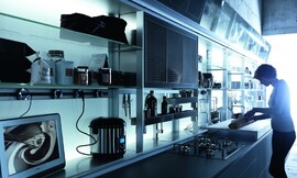El sistema de mamparas y persianas de Valcucine nos permite organizar nuestros utensilios de cocina y, casi, recoger literalmente la cocina una vez realizado el trabajo, para poder disfrutar de la estancia. Zuordnung: Stil Cocinas de diseño, Planungsart Detalles del diseño