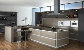 Líneas puras. Hacer que el diseño sea el centro de esta cocina sin tiradores y de líneas rectas y puras es el mayor mérito de la línea zeyko Accento. Los tiradores de aluminio integrados a la altura adecuada es el detalle más práctico de esta cocina, rematada con una encimera de cristal, que gracias a la estabilidad y la fácil limpieza del cristal, le conceden un brillo especial a la cocina del que podrá disfrutar cada día. Zuordnung: Stil Cocinas clásicas, Planungsart Cocinas americanas (abiertas)