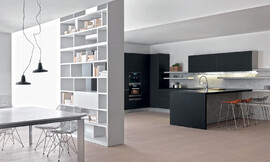 Esta cocina en U en un tono negro clásico esconde detrás de sus líneas puras un trabajo de diseño a conciencia. Zuordnung: Stil Cocinas de diseño, Planungsart Detalles del diseño