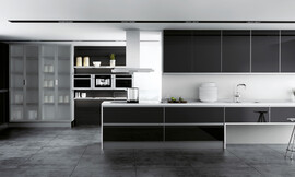 Este modelo de cocina propone crear tres zonas diferentes. Por un lado, el almacenamiento con armarios de pared, por otro lado, la zona de los electrodomésticos respetando las normas de la ergonomía y por último, el área de trabajo tradicional, con la placa de cocción y el fregadero integrados en la encimera. El contraste blanco y negro de los materiales invita a disfrutar del orden y la tranquilidad que desprende esta moderna cocina. Zuordnung: Stil Cocinas modernas, Planungsart Equipamiento interior de la cocina
