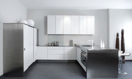 La elegancia se funde con la modernidad: Chapados de madera de pino cepillado lacado con blanco coco combinado con el acero. Zuordnung: Stil Cocinas de diseño, Planungsart Cocinas en L