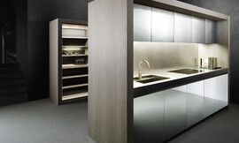 Una combinación magistral de materiales nobles como la madera y el acero, le dan un carácter de glamour y exclusividad a esta cocina italiana. Zuordnung: Stil Cocinas de lujo, Planungsart Cocinas americanas (abiertas)