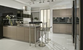 Cocina de barra con frentes de madera combinados con elementos en negro alto brillo. Una cocina de madera con un diseño muy actual Zuordnung: Stil Cocinas modernas, Planungsart Cocinas en U