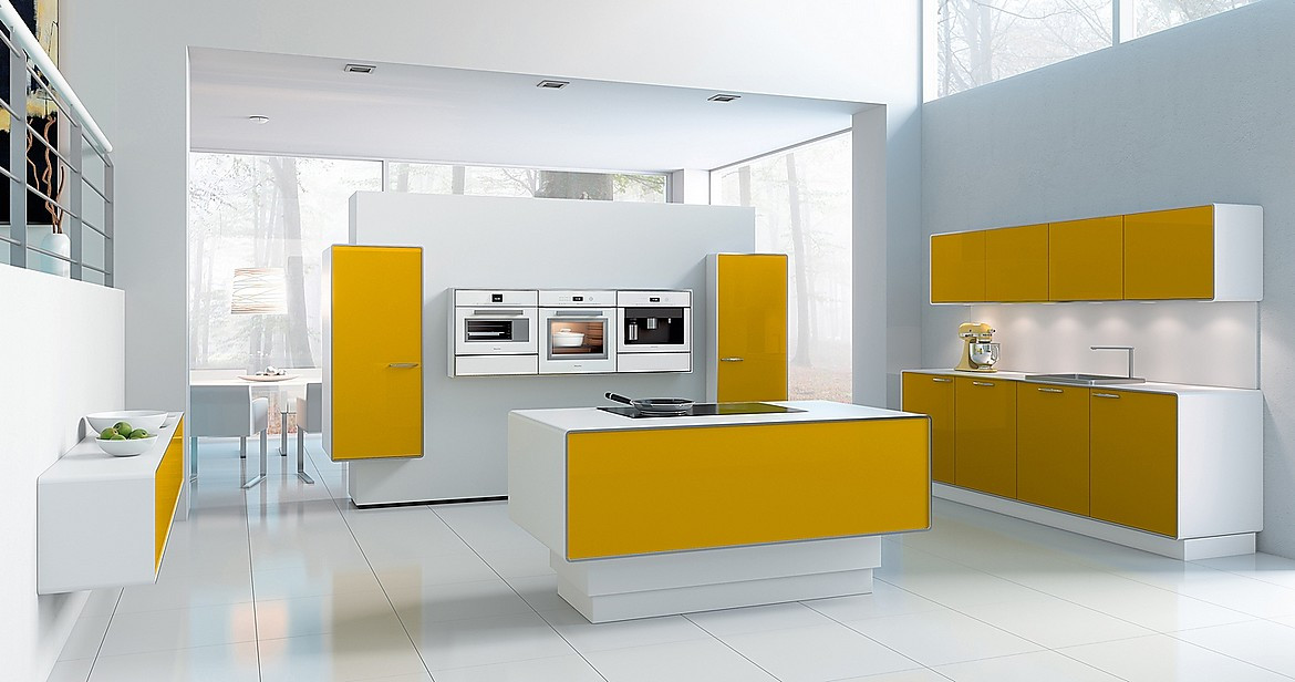 Frentes amarillo girasol, de lacados pulidos de alto brillo enmarcados en cristal blanco con cantos de acero son las señas de esta cocina con isla que además es de atura regulable automáticamente. Zuordnung: Stil Cocinas de diseño, Planungsart Cocinas con isla