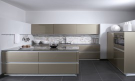 Arquitectura pura. El estilo discreto pero de marcado diseño de esta cocina sin tiradores muestra el lado más hermoso de las cocinas zeyko, donde lo práctico de una cocina sin tiradores se une a los higiénico de las superficies, como el cristal para hacer resaltar la elegancia de sus diseños. Zuordnung: Stil Cocinas clásicas, Planungsart Cocinas en línea
