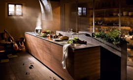 En esta cocina se han unido la utilización de materiales naturales, como la piedra y la madera, a una nueva concepción del diseño que lo pone al servicio del bienestar de las personas, sin olvidar la necesidad del orden tan defendido por el diseño minimalista. El resultado es esta cocina de diseño cálido y natural donde el tiempo se para, para dejarnos disfrutar de las cosas importantes. Zuordnung: Stil Cocinas de diseño, Planungsart Detalles del diseño
