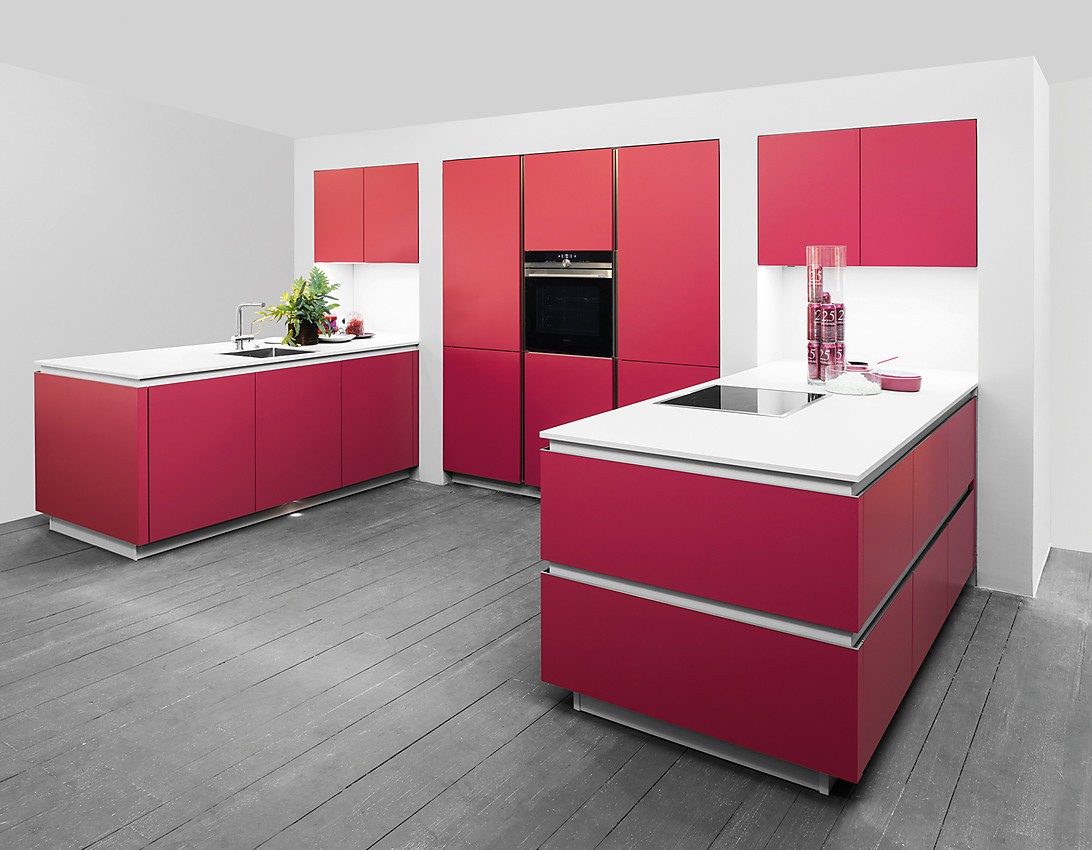 Esta cocina sin tirador de Rotpunkt llama inmediatamente la atención. Los frentes brillan en mate Tulip Red, un tono rojo exclusivo. Zuordnung: Stil Cocinas modernas, Planungsart Cocinas en U